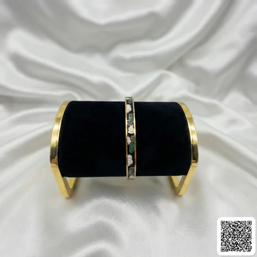Goldfarbener Armreif Mit Schwarzem Emaille Und Grün-Weißem